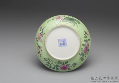 图片[3]-Dish with four-seasons flower inside a carved green exterior in falangcai painted enamels, Qianlong reign (1736-1795), Qing dynasty-China Archive